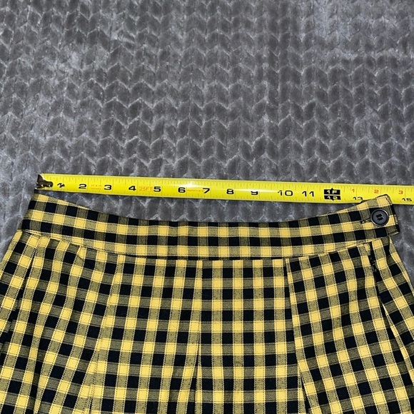 H&M Black and Gold Pleated mini skirt. Side zipper with button. Size 6 - Picture 4 of 5